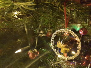 Ein Holzengel im Weihnachtsbaum