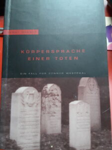 Das Cover der Taschenbuchausgabe von Penny Warners Kriminalroman "Körpersprache einer Toten" auf rotem Grund