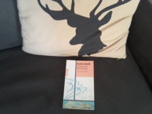 Die Taschenbuchausgabe von Klaus Manns Roman "Symphonie Pathétique" auf schwarzem Grund vor einem Kissen mit dem Schattenriss eines Hirsches