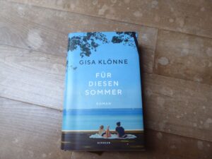 "Für diesen Sommer" von Gisa Klönne als Hardcover auf dem Holzfußboden meines Arbeitszimmers. 