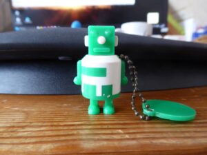 Ein Schlüsselanhänger in Form eines zerlegbaren. grünweißen Plastikroboters