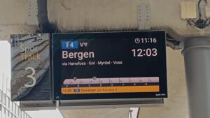 Die Anzeige des Zuges nach Bergen auf Gleis 3 in Oslo