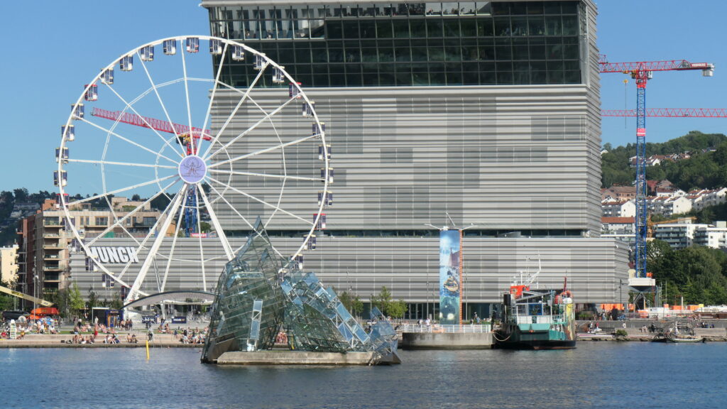 Das Munch Museum mit eine, Riesenrad im Vordergrund