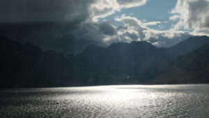 Polarmeerküste Norwegens mit dramatischen Wolken