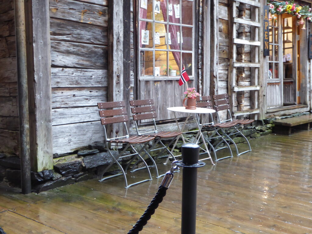 Stühle vor einem Café in Bryggen im Regen