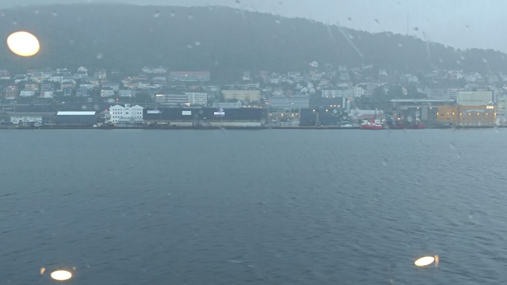 Blick auf den Hafen Bergens im Regen