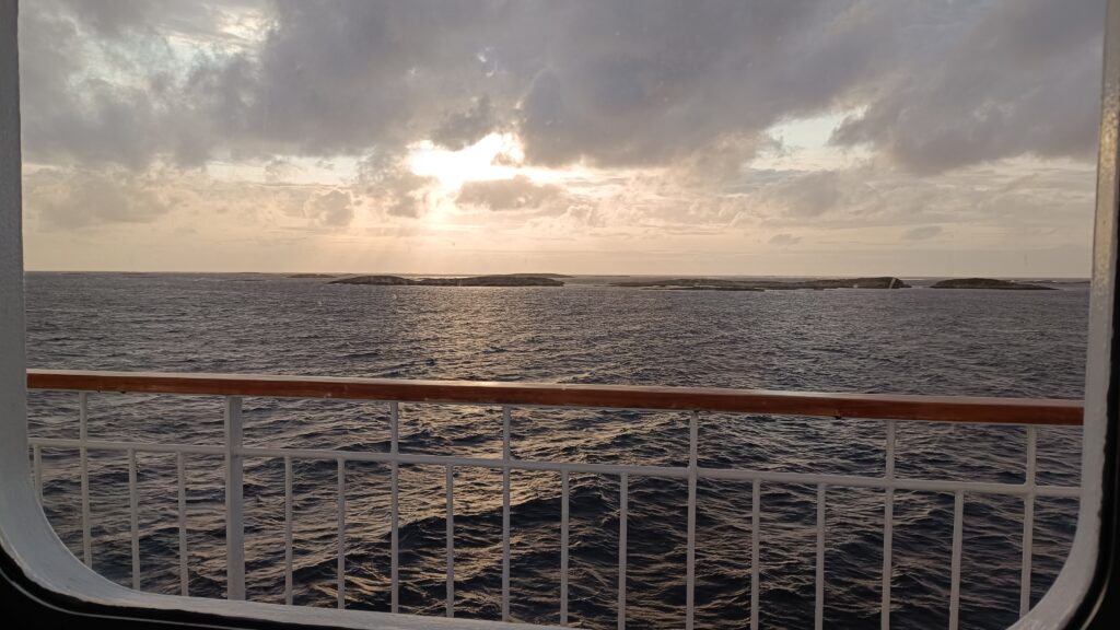 Der Blick aus dem Kabinenfenster auf Meer und Himmel