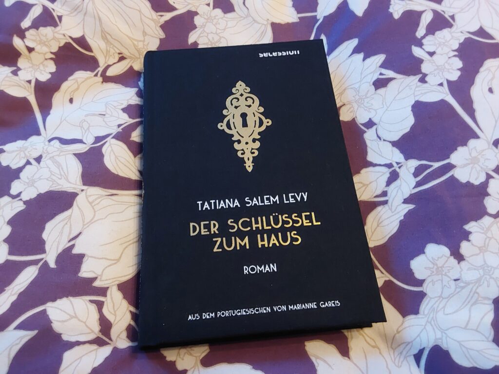 Das Cover von Tatiana Salem Levys "Der Schlüssel" zum Haus - weiß und gold auf schwarz -, das ein altmoisches Schlüsseloch zeigt, auf einem weißen floralen Muster auf violettem Grund: