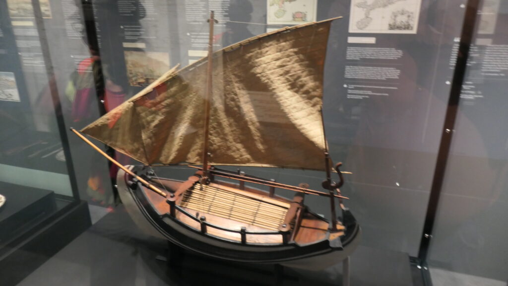 Das Modelleiner Dschunke in einem Schaukasten,