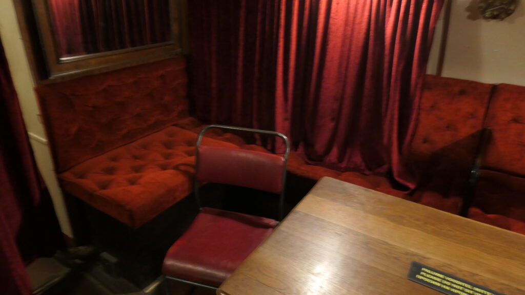 Die rotplüschige Offiziersmesse der LEmbit.