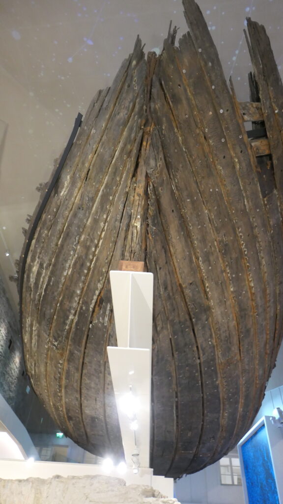 Der beeindruckende Rumpf der Kogge füllt den Raum der dicken Margarathe weitegehend aus . erst recht, wenn man ihn von der unteren Ebene des Mueums aus betrachtet, in dem er hängt.