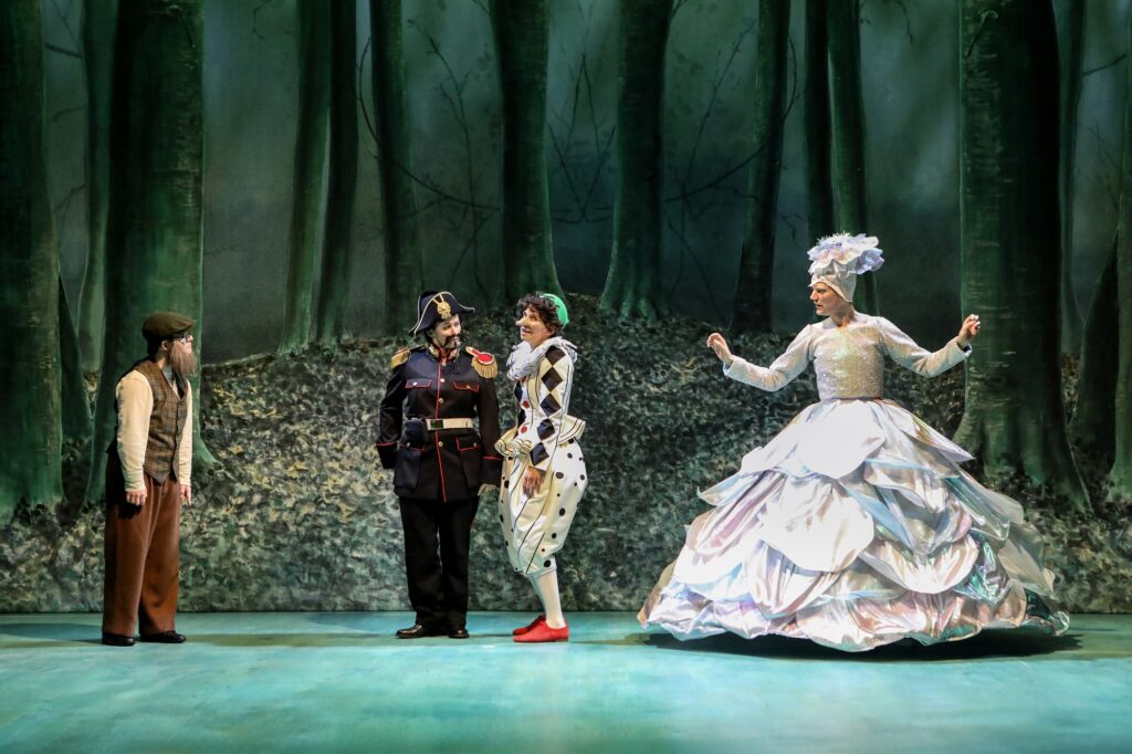 Was ist denn hier los: Alle starren Pinocchio an, der versucht, die Sache mit seinem Vater Gepetto (links am Bildrand) dem Gendarm zu erklären, während der Fee entsetzt zuschaut.