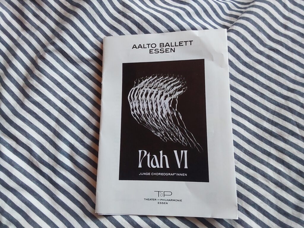 Das schwarz-weiße Foto auf dem cover des Programmhefts von "Ptah VI" zeigt eine Reihe von Serienaufnahmen eines Tänzers im Sprung, die Brust vorgewölbt, die Arme hoch überm Kopf weit nach hinten geworfen, Beine und Füße nach hinten gestreckt - einem verzehnfachten menschfachen Bogen gleich, eine höchst dynamische Aufnahmen. Unter dem Titel steht klien "Junge Choreograf*innen", über dem Foto "Aalto Ballett Essen".