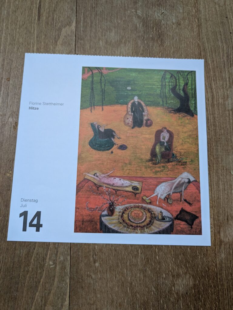 Das Foto zeigt ein Kalenderblatt von Dienstag, 14. Juli, auf dem das Ölgemälde "Hitze" (Heat) von Florine Stettheimer aus dem Jahr 1912 abgebildet ist. Fünf Frauen unterschiedlichen Alters sitzen oder liegen ermattet auf Liegestühlen und anderen Sitzgelegenheiten in einem rotbraun-vertrockneten Garten mit kaum mehr belaubten Weidenbäumen im Hintergrund und einer runden, jetzt unbeachteten Geburtstagstafel mit Torte, Blumen, Kaffee etc. im Vordergrund.