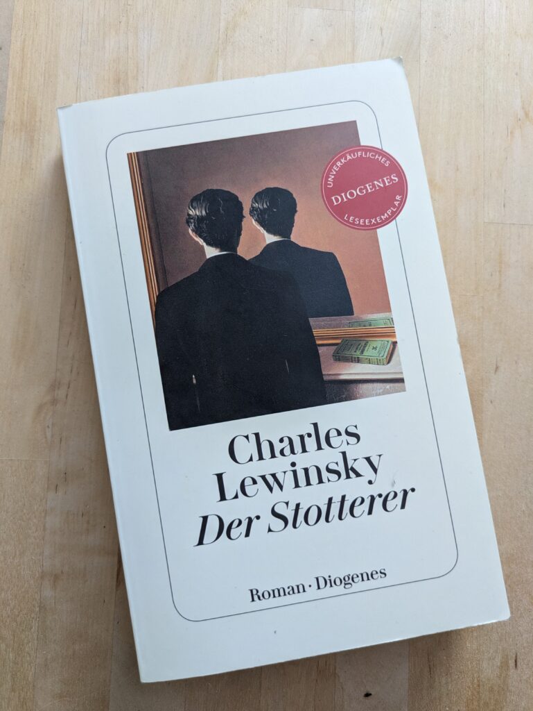 Die Taschenbuchausgabe von Charles Lewinskys "Der Stotterer" liegt leicht schräg zu den senkrecht ausgerichteten Stäbchen des hellen, hölzernen Untergrunds. Das weiße Cover ziert im oberen Drittel das Gemälde "La Reproduction interdite" (Reproduktion verboten) von René Magritte, auf dem Edward James, der Auftraggeber des Werks, in einem schwarzen Anzug vor einem Spiegel steht, in dem er jedoch wiederum von hinten zu sehen ist, während das Buch (Edgar Allen Poes "The Narrative of Arthur Gordon Prym of Nantucket") auf dem Simms vor dem Spiegel korrekt gespiegelt wird. Unter dem surrealistischen Bild mit der seltsamen Atmosphäre steht auf weißem Grund der Name des Autoren und der Titel des Romans, darunter Roman * Diogenes. Oben seitlich ins Bild ragend ist ein roter runder Aufkleber, der das Buch als ein unverkäufliches Leseexemplar ausweist.