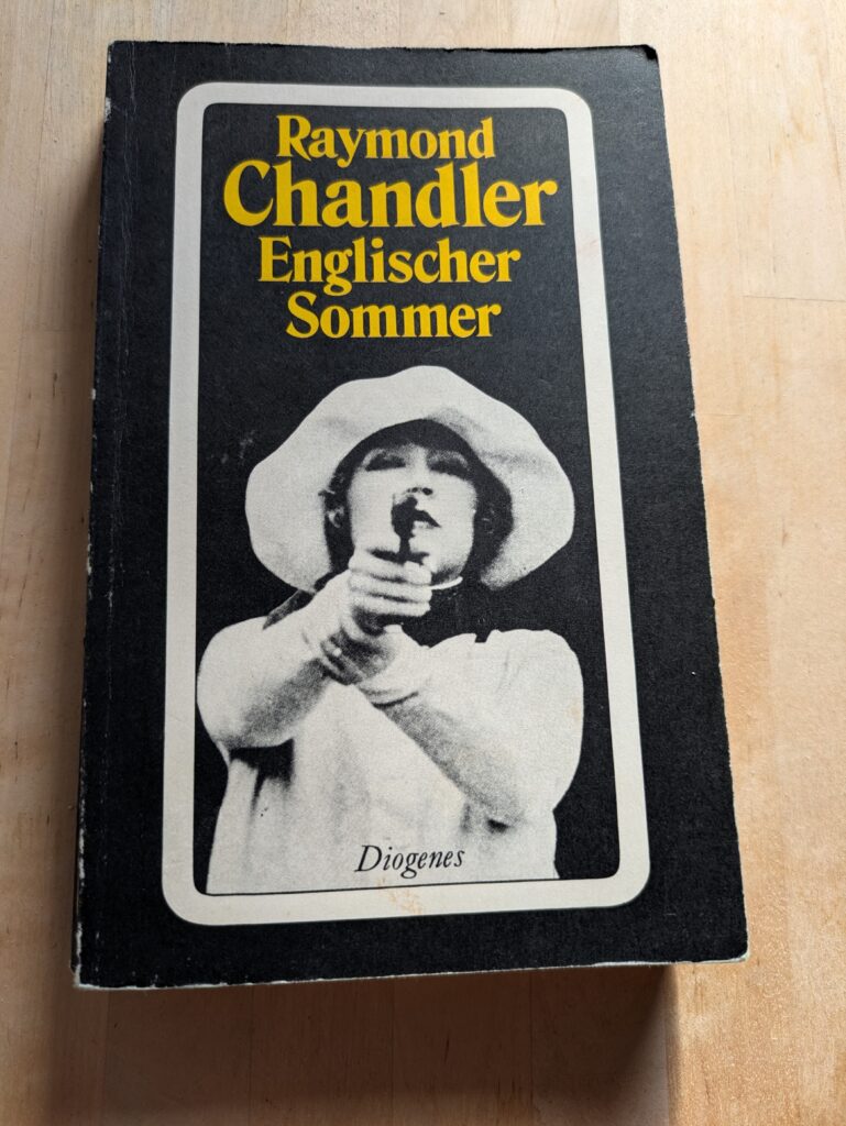 Auf schwarzem Grund ist eine Frau in weiß zu sehen, die mit ihrer Pistole auf den Betrachter zielt. Bubikopf, Hut und Make-up deuten an, dass wir uns in den 1920ern oder 30ern befinden müssen. Über ihrem Kopf sind in Gelb der Name des Autors und darunter der Titel zu lesen - ein typisches Diogenes-Cover aus der klassischen Krimireihe.