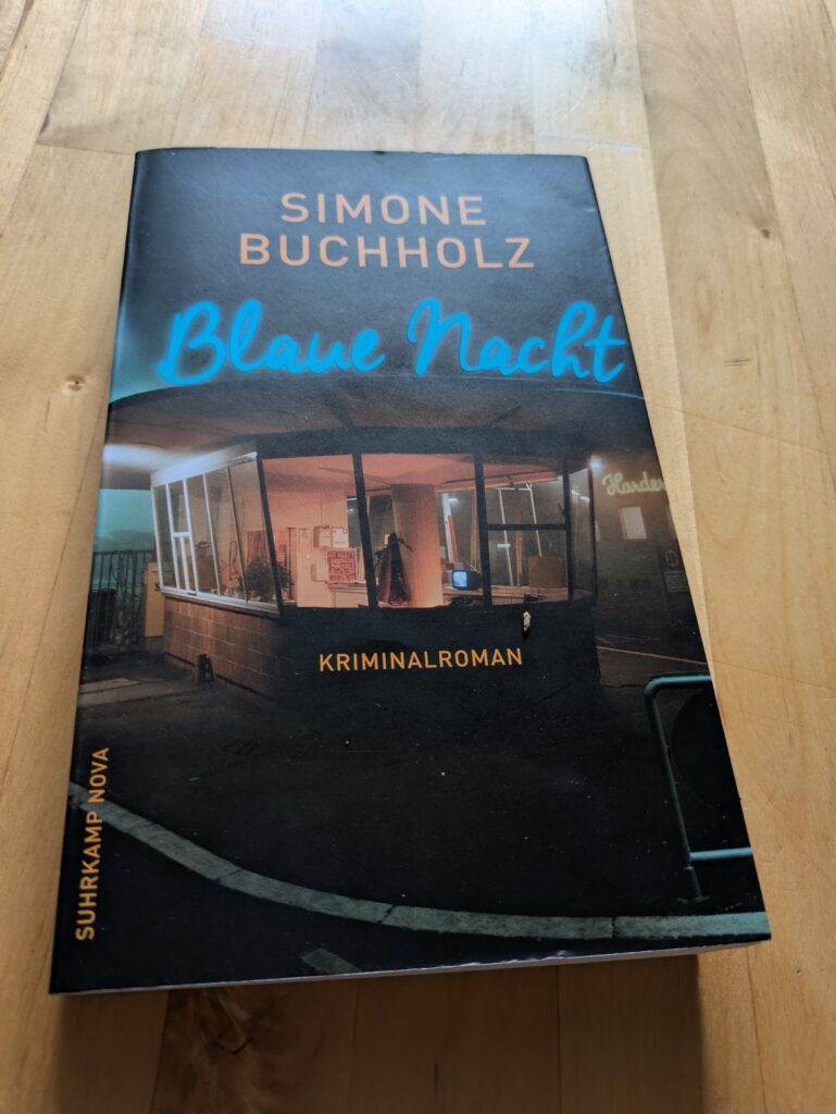 Das dunkel gehaltene Cover von Sime Buchholz Kriminalroman "Blae Nacht" zeigt einen gläsernen Raum bei Nacht, der halb wie ein stylisher Kiosk aus den 1950ern, halb wie ein Überwachungshäuschen am Eingang eines Spergeländes wirkt. Der Raum ist von innen erleuchtet, auch ein Monitor strahl blau, aber es ist niemand zu sehen. Am Haus hinter dem gläsernen Gebäude szeht über den Fenster etwas in einer Neinschrift, doch nur der Anfang - "Harder" ist zu lesen, dann endet das Bild. Übers Dach des Glasgbäudes wölbt sich in blauer Neonschreibschrift der Titel "Baile Nacht". Orangegelb leuchtet darüber in großen Druckbuchstaben der Name der Autorin, die Genrebezeichnung ist in kleinerer, aber ähnlicher Schrift unter den Glasfenstern zu lesen. Das Ganze hat die Anmutung von David Hoppers "Night Hawks", bloß dass diese mal kurz raus sind, um hinterm Haus eine zu rauchen.