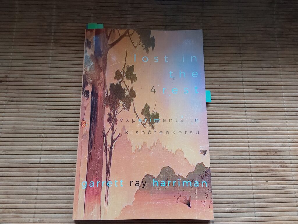 Das längliche, dünne Taschenbuch liegt auf einer hellbraunen Bambusmatte. Das Cover des Buches ist in warmen Orange- und Brauntönen gehalten und zeigt eine bergige Landschaft von einem der Gipfel betrachtet. Am linken Bildrand strebt eine große Kiefer in die Höhe, nebeben ihr steht ein dürrer junger Baum. es scheint sich um ein chinesisches oder japanisches Aquarell zu handeln und strömt mit seinen reduzierten Formen und der Andeutung von Morgenlicht eine gewisse Stille der Einsamkeit aus. Zwei Vögel fiegen nach rechts bzw. nach rechts unten aus dem Bild. Laut Credits im Buch ist der Titel des Bildes "Jomoku ni suzu", was so viel heißt wie "Bells hanging from a tree"